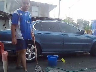 Jesus en boxer lavando mi carro